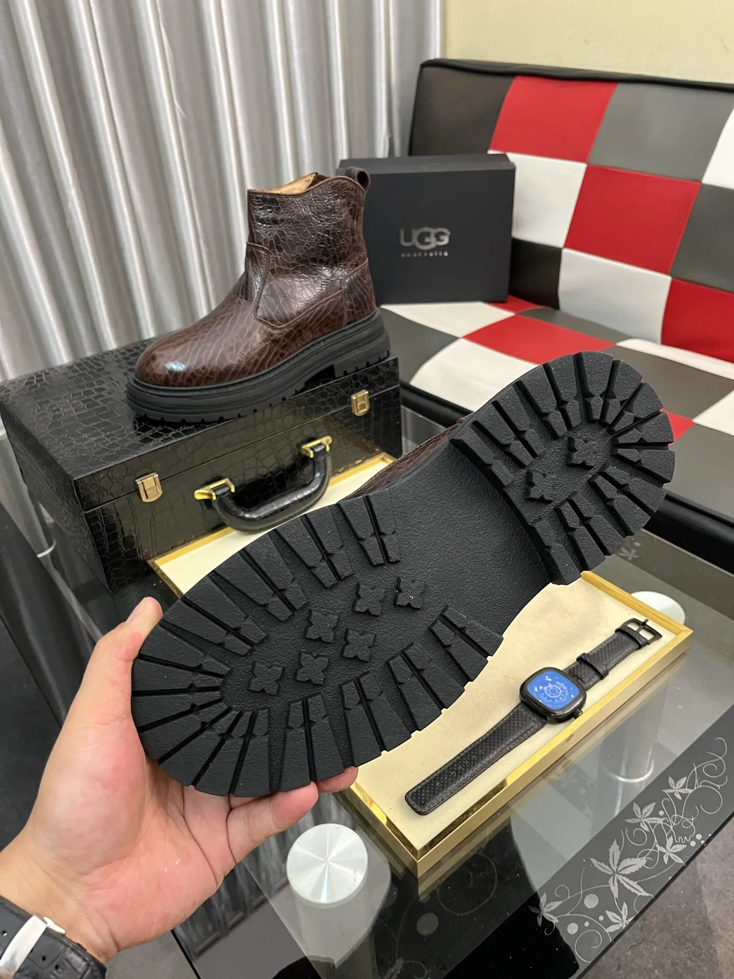 Ex-factory price: 680⌚️⌚️Thick wool imported from Australia Brand: UGG genuine purchasing agent Size: 39-44 (45 customized) Grade: Official website 1:1 Material: First layer of genuine leather waterproof and antifreeze upper Real wool lining Original non-slip and wear-resistant outsole Style category: Men's casual shoes Trendy style Comfortable on the feet Color: Official website color synchronization